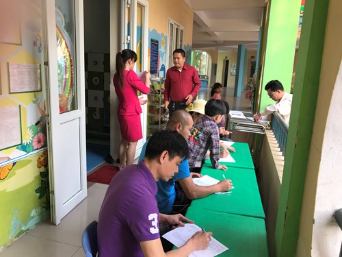 Trường mầm non Phúc Đồng tổ chức cho phụ huynh kê khai thông tin cá nhân trẻ thực hiện công tác tuyển sinh đầu cấp và bổ sung hồ sơ khám chữa bệnh ban đầu bằng sổ điện tử năm 2017